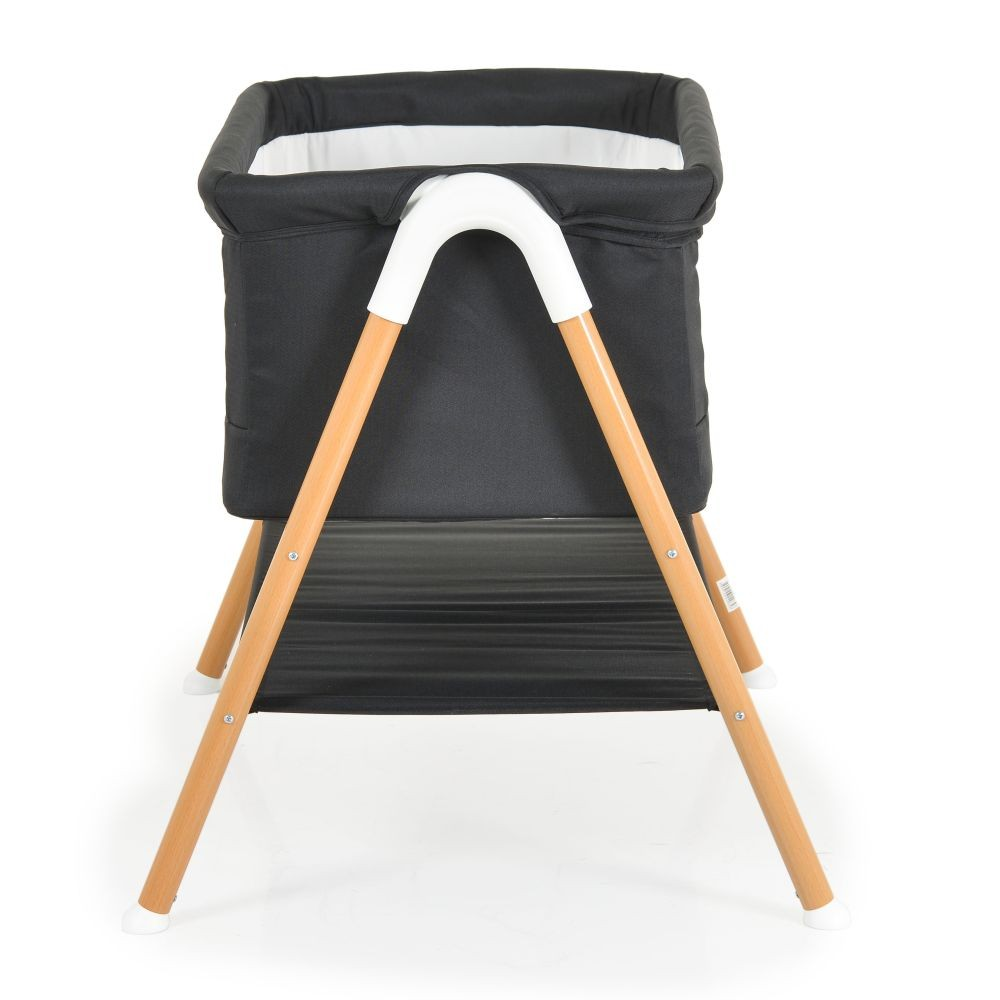 Cuna negra con interior blanco, patas de madera, fondo blanco.