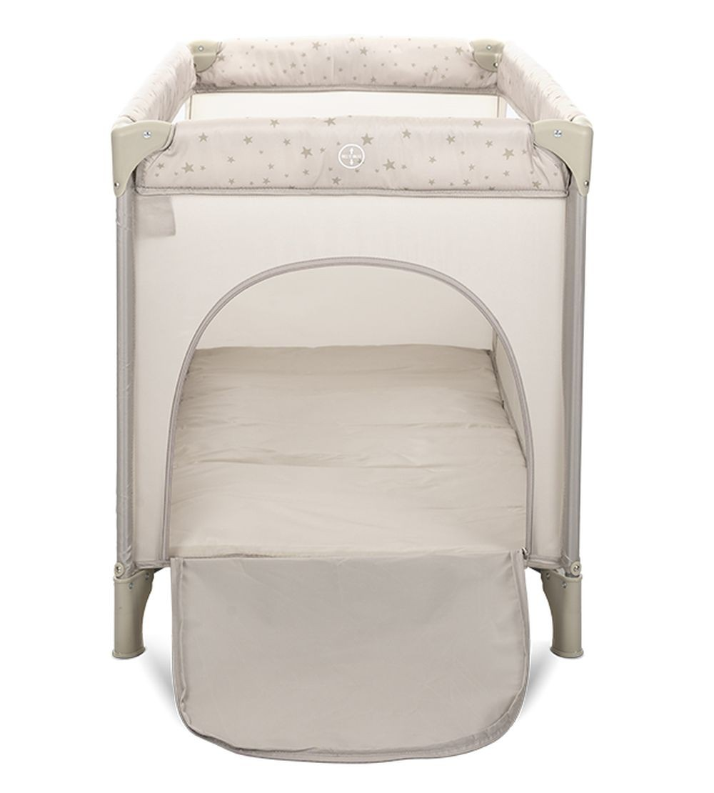Beiges Babybett mit Netzwänden, Sternenmuster und einer beigen Matratze.