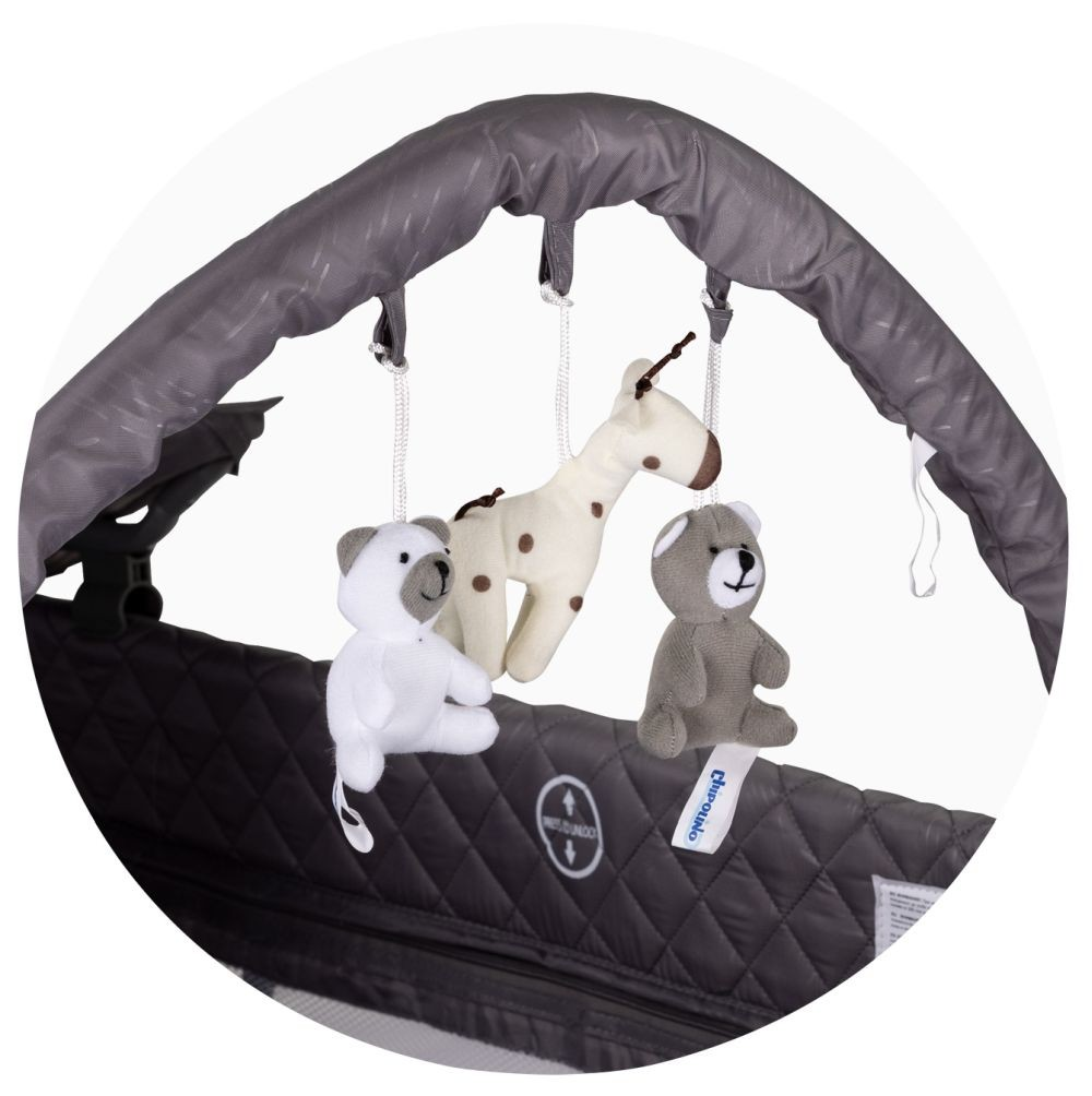 Primer plano de juguetes colgantes: oso blanco, jirafa, oso gris. Juguetes cuelgan.