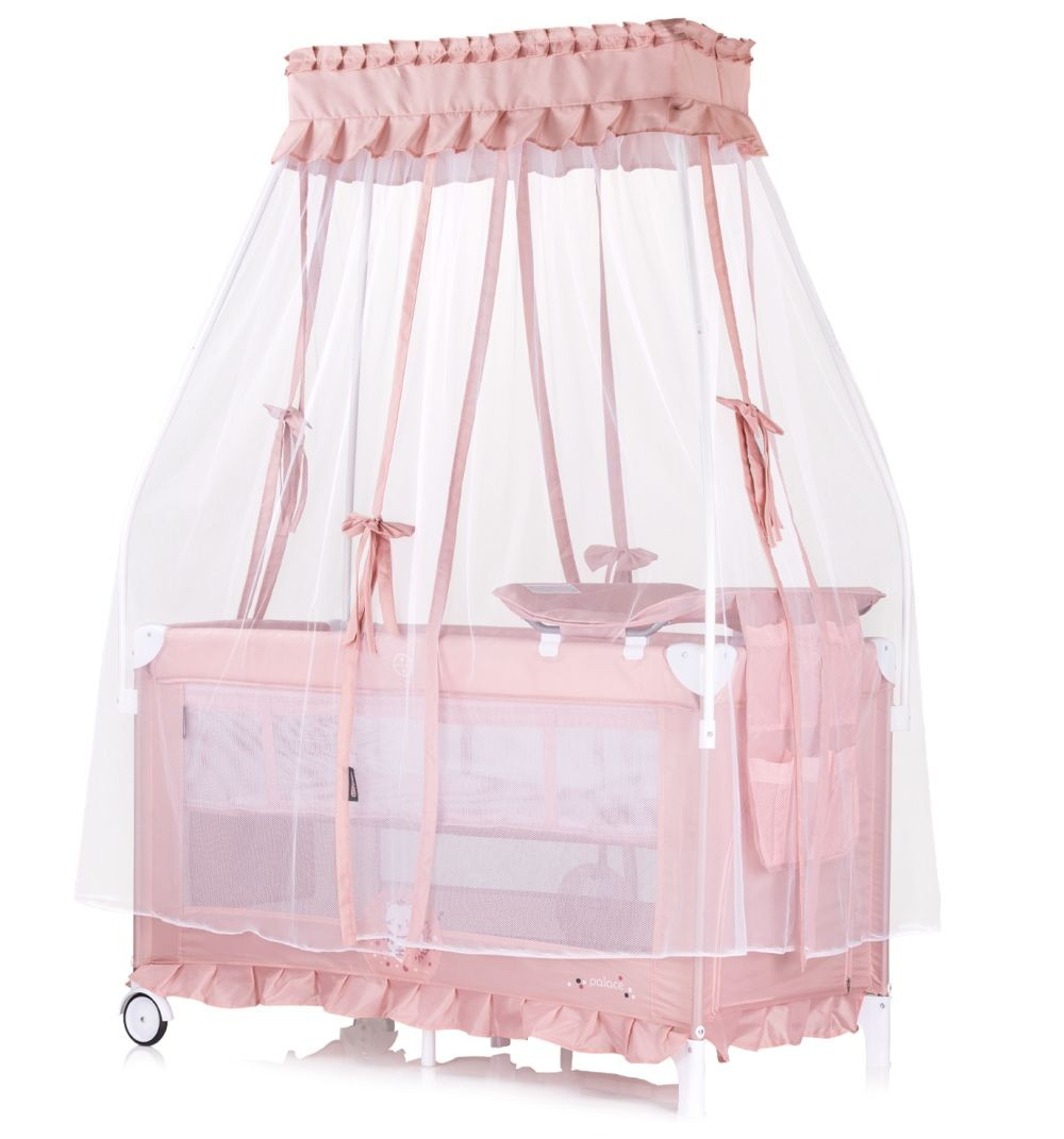 Rosa Babybett mit Baldachin, Netzwänden und sichtbarer Matratze.
