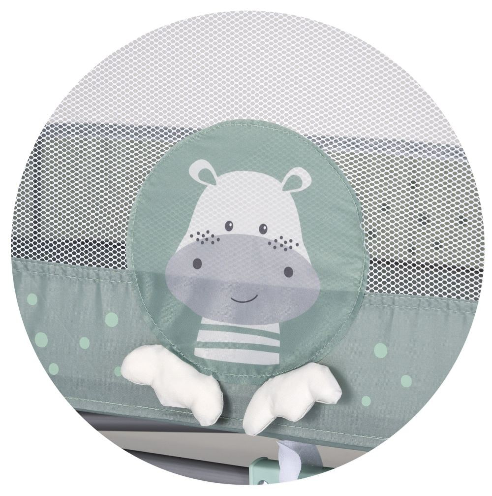 Nahaufnahme eines Nilpferddesigns auf einem Babybett. Der Hintergrund ist das Netz des Bettes.
