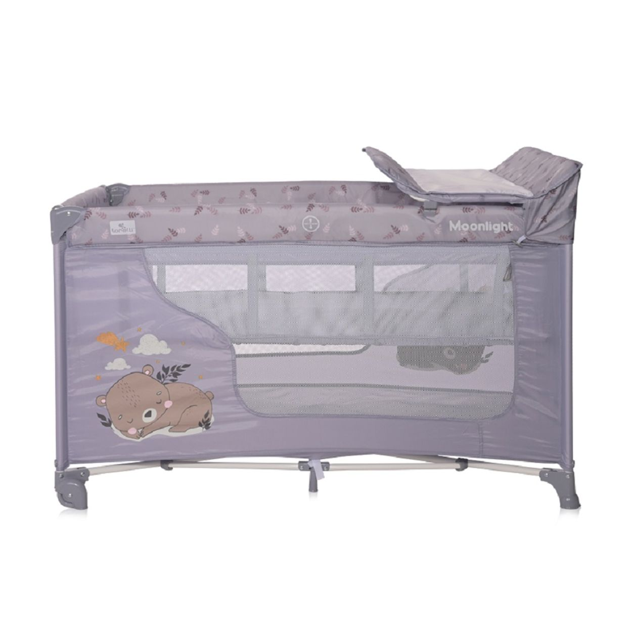 Graues Baby-Reisebett mit Wickeltisch. Enthält ein Bären-Design. Weißer Hintergrund.