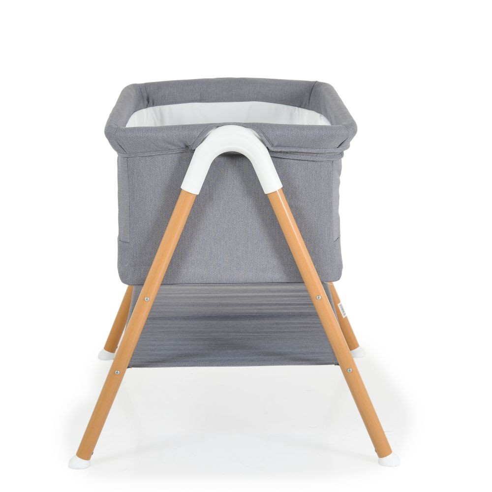 Cuna gris para bebé con patas de madera. Vista frontal. Fondo blanco.