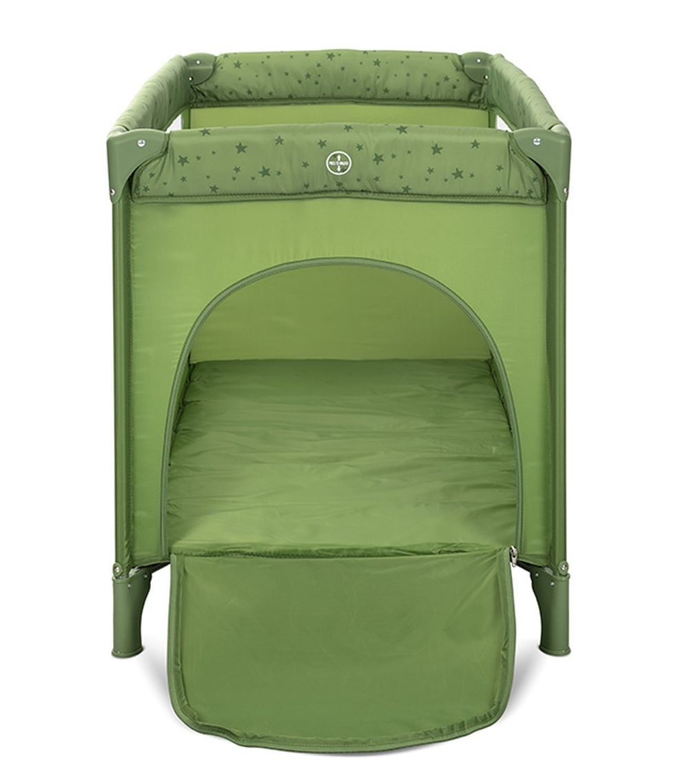 Cuna de viaje verde para bebés con estrellas verdes. Laterales verdes sólidos y una base verde. Fondo blanco.
