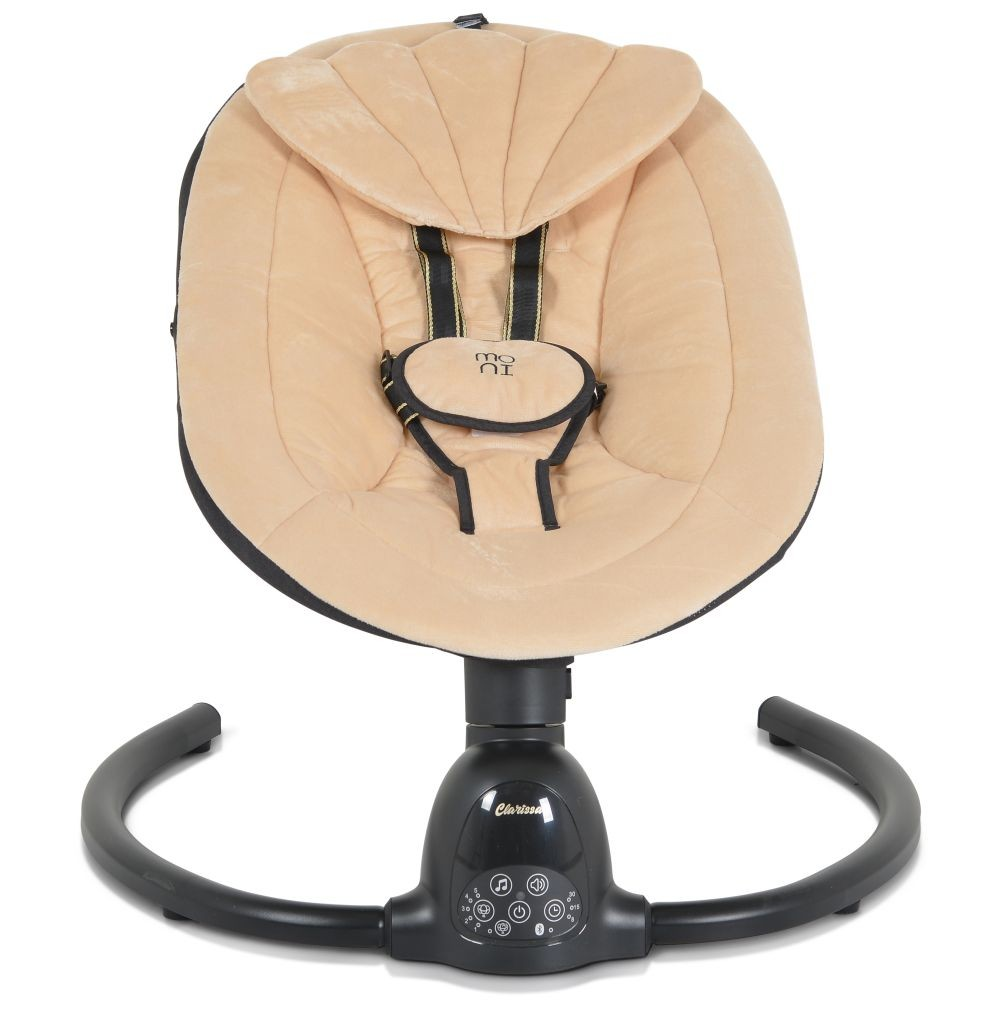 Beige Babyschaukel mit muschelförmiger Kopfstütze, schwarzem Gestell und Gurten. Isoliert auf Weiß.