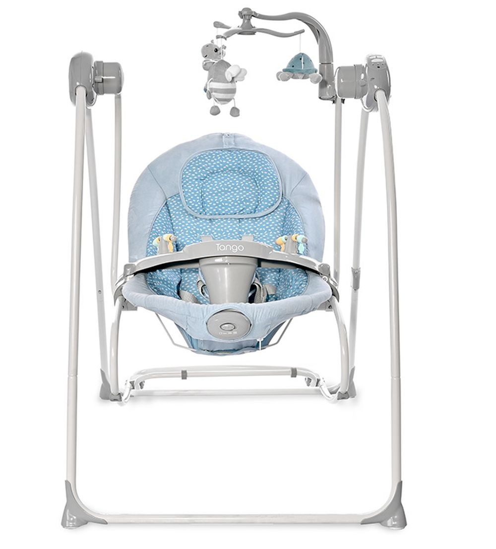Babyschaukel, blauer Sitz mit weißen Punkten. Weißer Rahmen und Spielzeug zum Aufhängen.