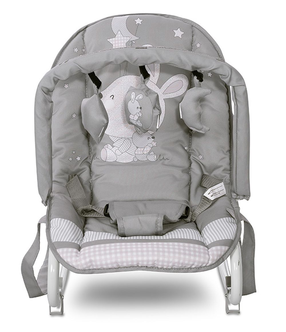 Graue Babywippe mit Hasenaufdruck und Spielzeug. Weißer Rahmen.