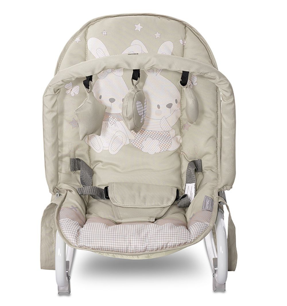 Beige Babywippe mit Hasenmotiv, Sternen und Spielzeug. Weißer Rahmen und beiger Stoff.