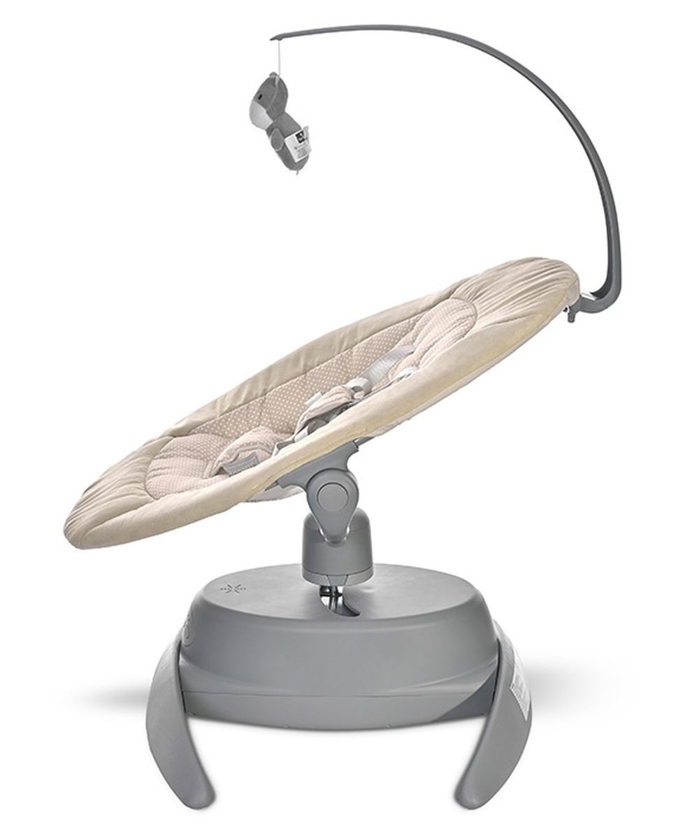 Babyschaukel mit beigem Sitz, grauem Sockel und Nilpferdspielzeug. Funktionen: Wiegen und Musik.