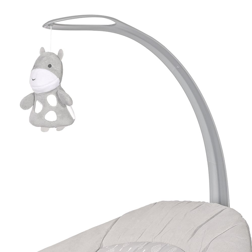 Ein grau-weißes Hippo-Spielzeug hängt an einem grauen Bogen über einer hellgrauen Babyschaukel.