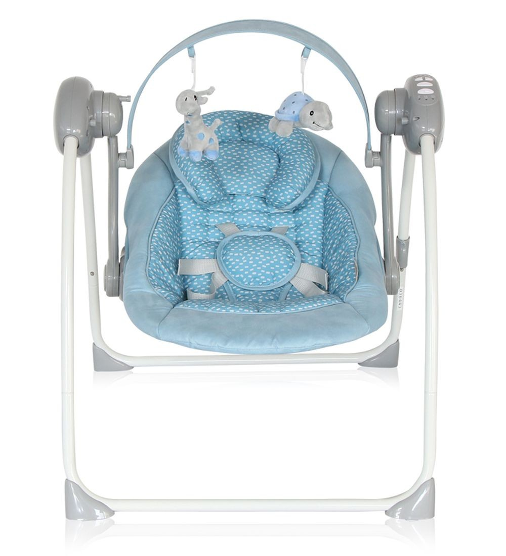Un columpio para bebés azul con juguetes colgantes. Tiene un asiento azul y un marco de metal blanco.
