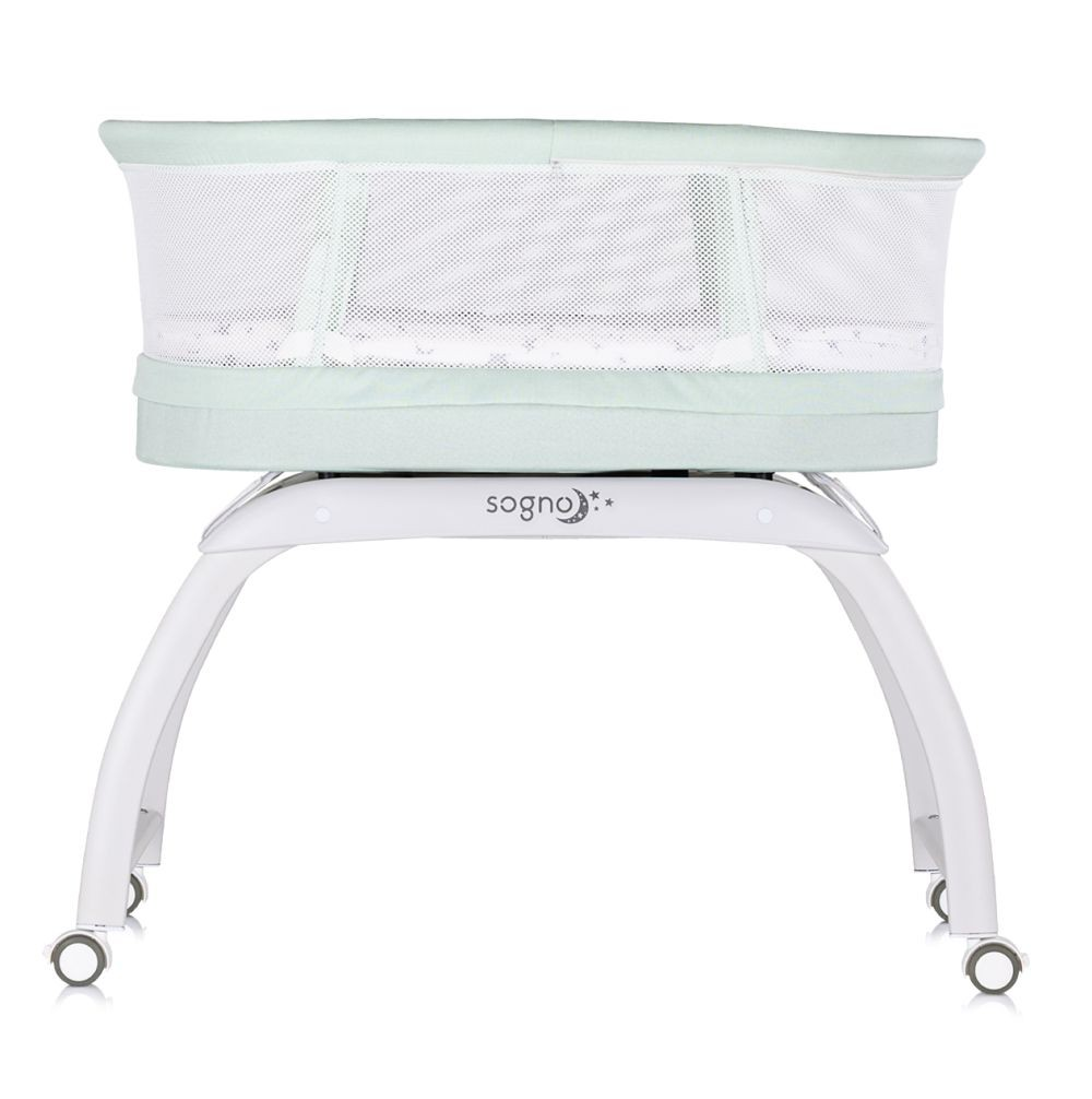 Weiße und mintfarbene Babywiege mit Mesh-Seiten. Weißer Rahmen mit Rädern.