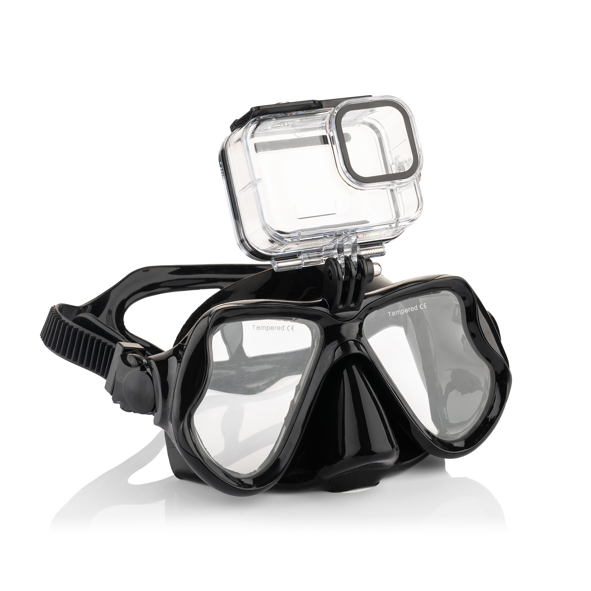 Een zwart duikmasker met een doorzichtige behuizing. Het masker ligt op een wit oppervlak.
