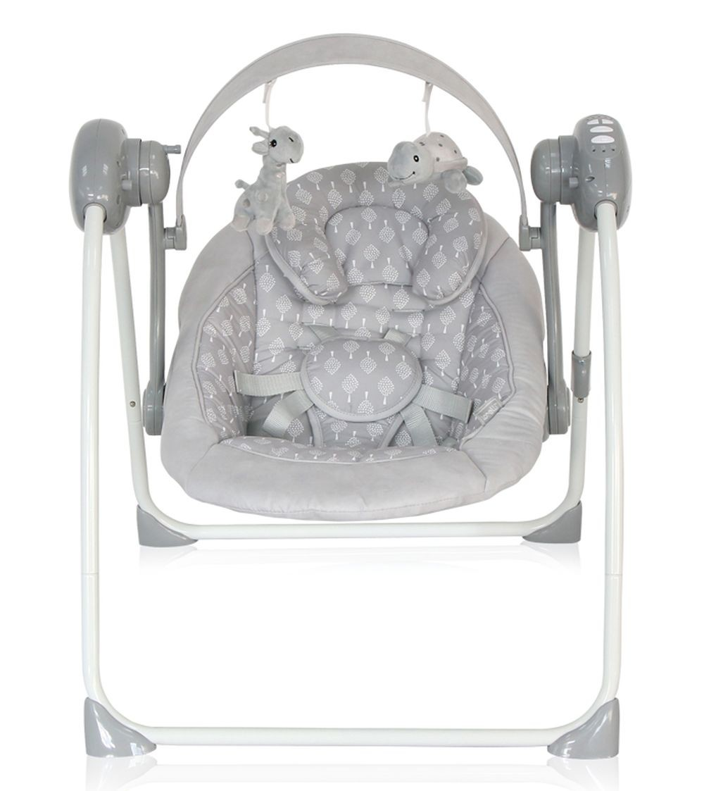 Un columpio para bebés gris con juguetes de jirafa colgantes y asiento estampado gris y blanco.