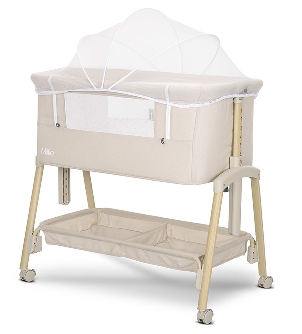 Cuna beige con mosquitera. Fondo blanco.