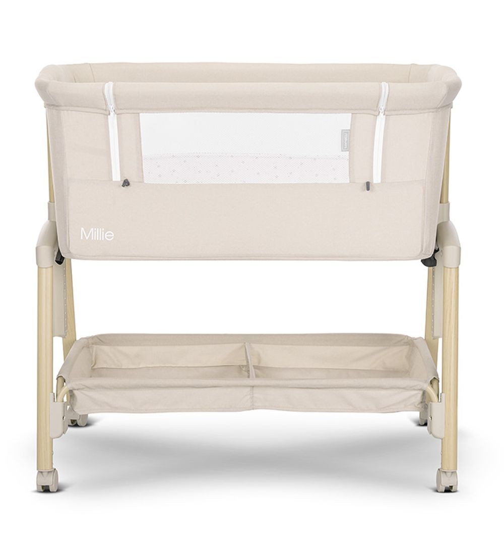 Cuna beige para bebé, vista frontal. Fondo blanco.