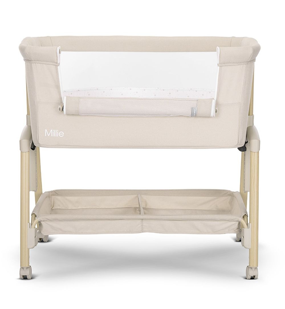 Cuna beige, vista frontal. Fondo blanco.