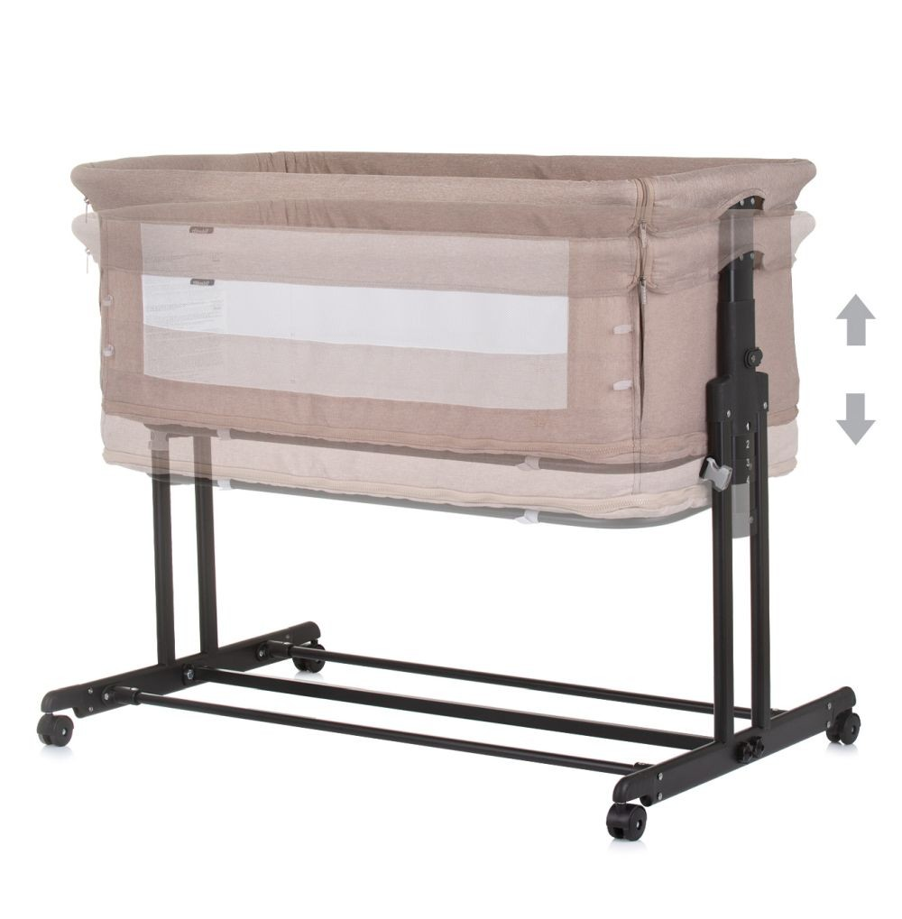 Cuna de cabecera beige con marco y ruedas negros, altura ajustable.