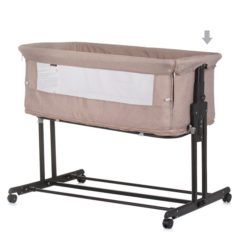 Cuna de cabecera beige con marco y ruedas negros, altura ajustable.