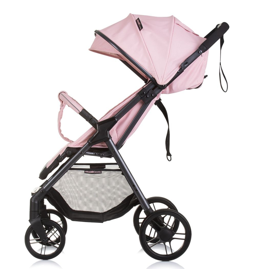 Rosafarbener Kinderwagen mit schwarzem Rahmen und Akzenten, rosa Verdeck, vor weißem Hintergrund.