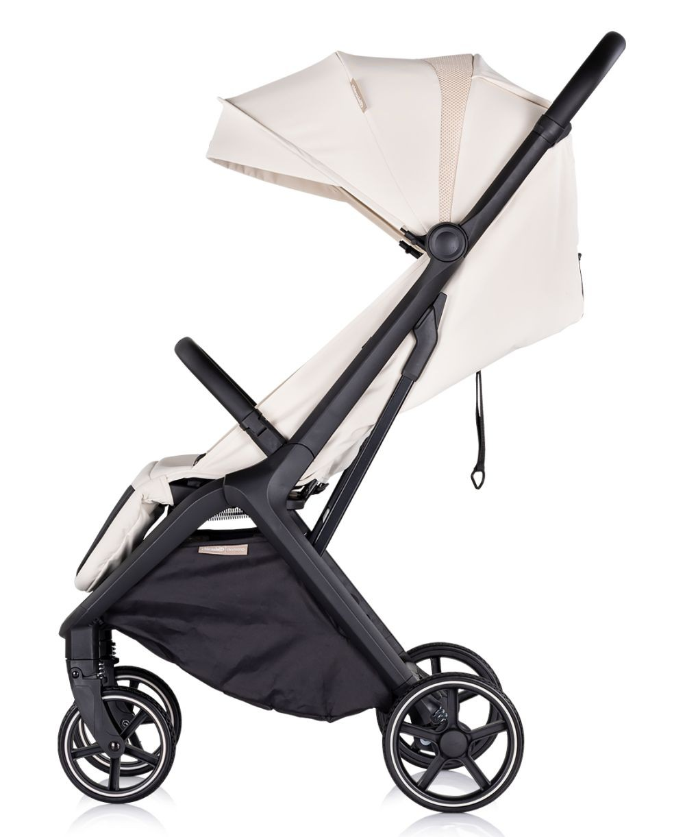 Cremefarbener Kinderwagen mit schwarzem Rahmen und schwarzem Stauraum vor weißem Hintergrund.