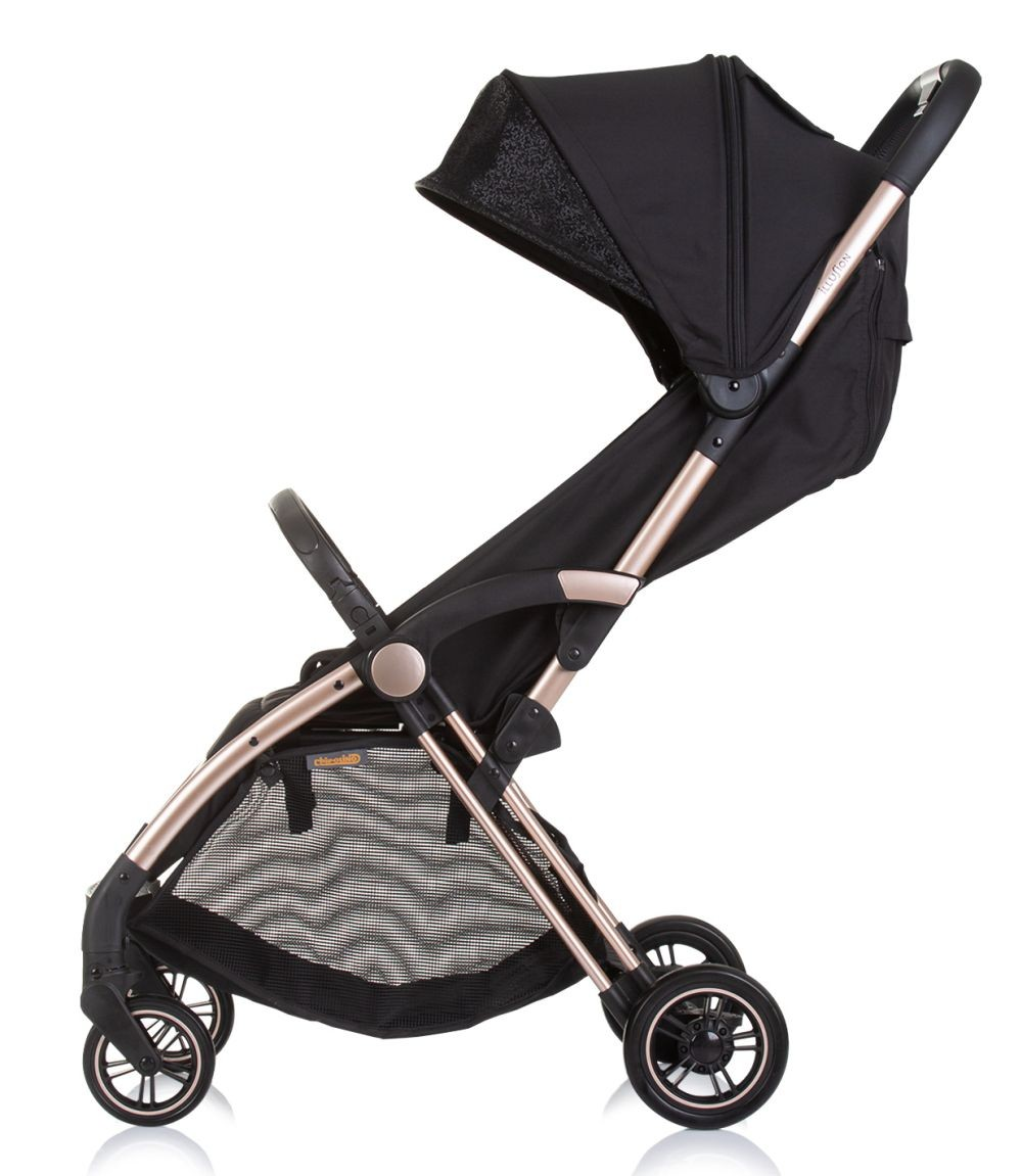 Schwarzer Kinderwagen mit goldenem Rahmen, schwarzem Verdeck und schwarzen Rädern vor weißem Hintergrund.