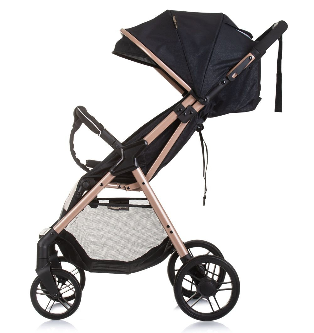 Schwarzer Kinderwagen mit goldenem Rahmen, schwarzem Verdeck und schwarzen Rädern vor weißem Hintergrund.