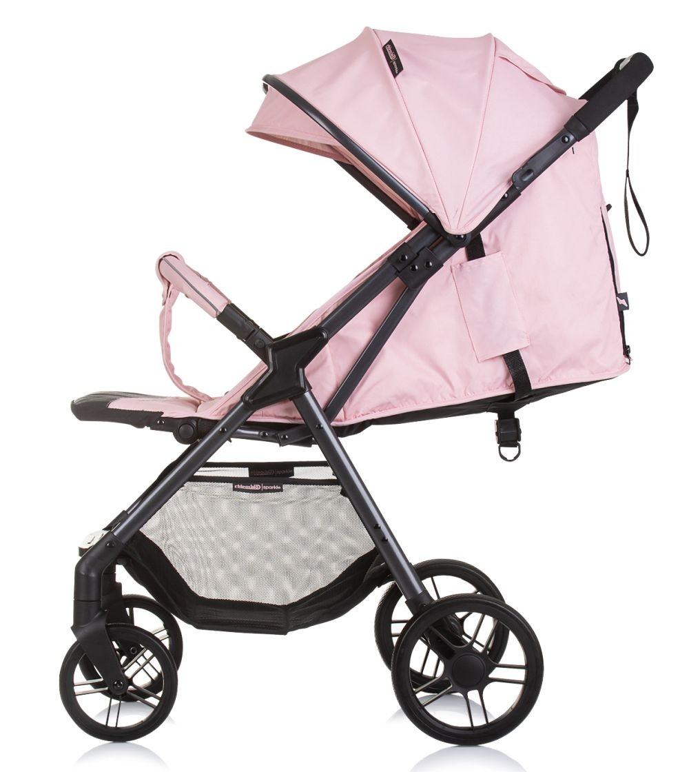 Rosa Baby-Kinderwagen, Seitenansicht, mit Verdeck, Stauraum, schwarzem Rahmen und Rädern vor weißem Hintergrund.