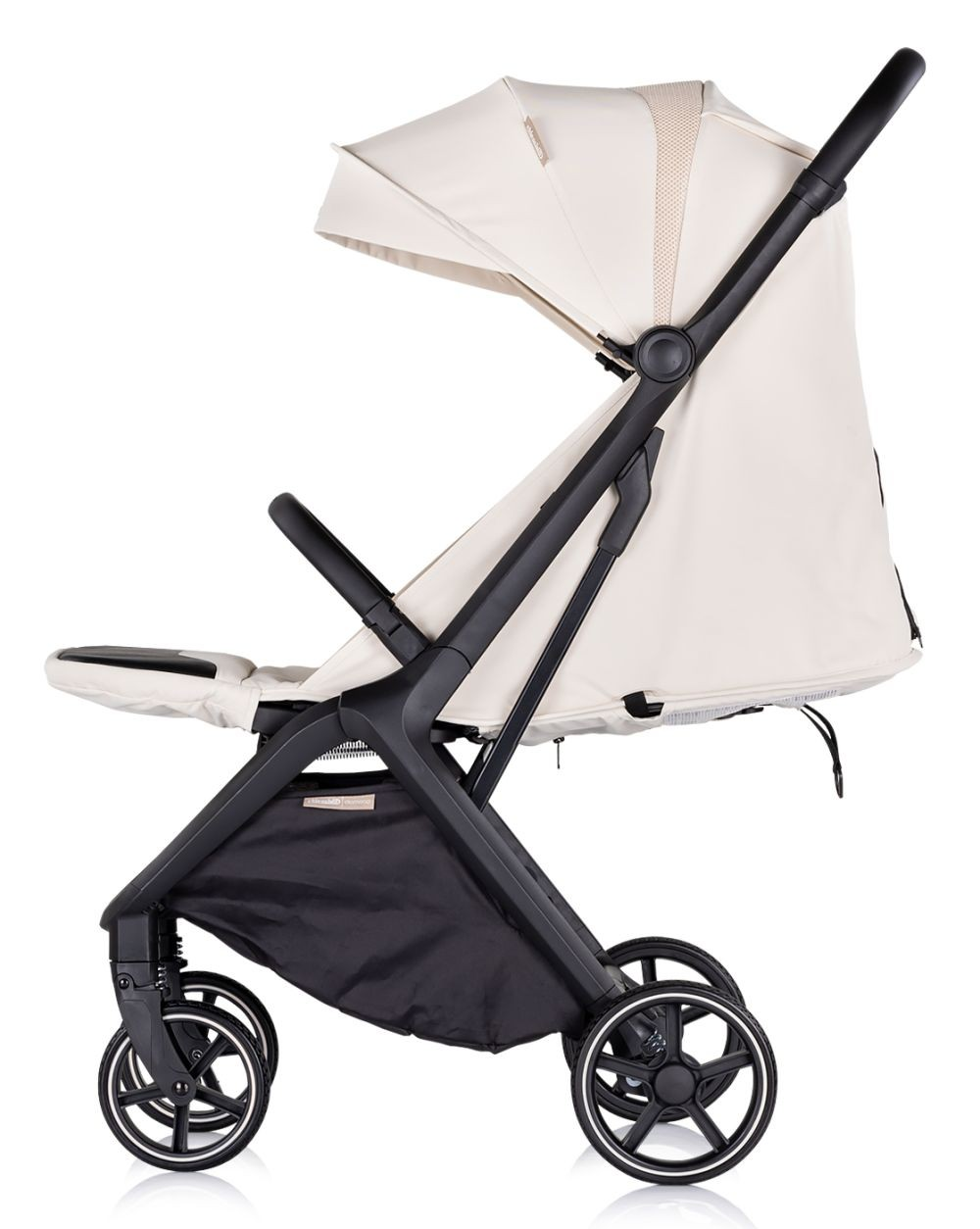 Cremefarbener Kinderwagen mit schwarzem Rahmen und Stauraum vor weißem Hintergrund.
