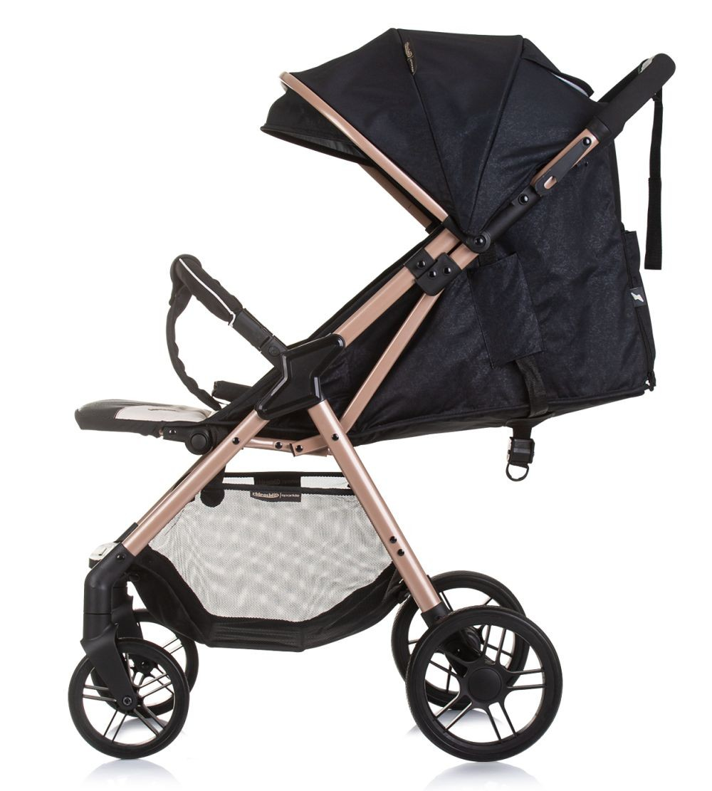 Schwarzer Kinderwagen mit goldenem Rahmen und Verdeck vor weißem Hintergrund.