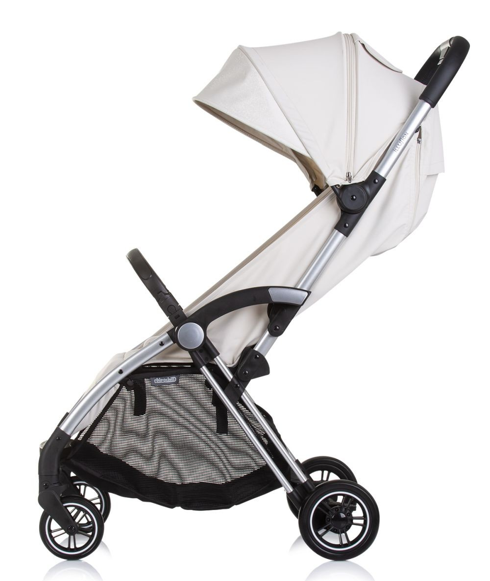 Cremefarbener Kinderwagen mit silbernem Rahmen und cremefarbenem Sonnenschutz. Seitenansicht.