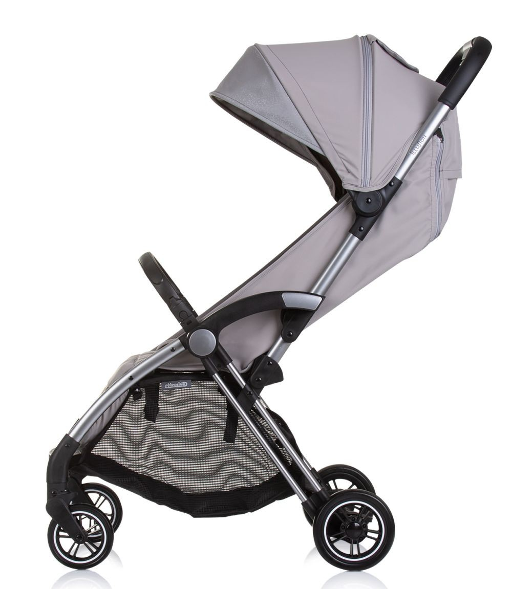 Grauer Kinderwagen mit silbernem Rahmen und grauem Sonnenschutz. Seitenansicht.
