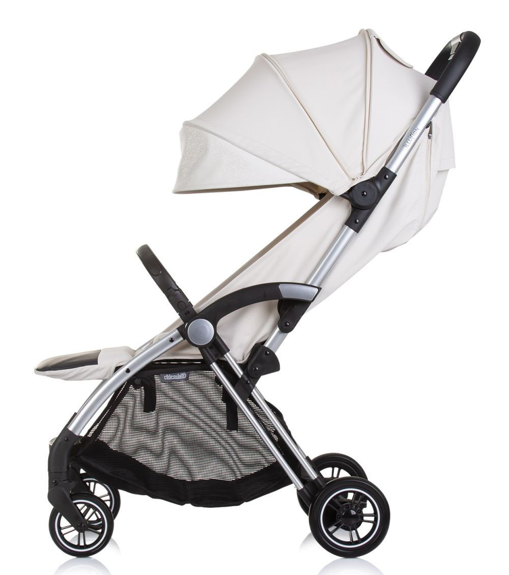 Cremefarbener Kinderwagen mit silbernem Rahmen und cremefarbenem Sonnenschutz. Seitenansicht.
