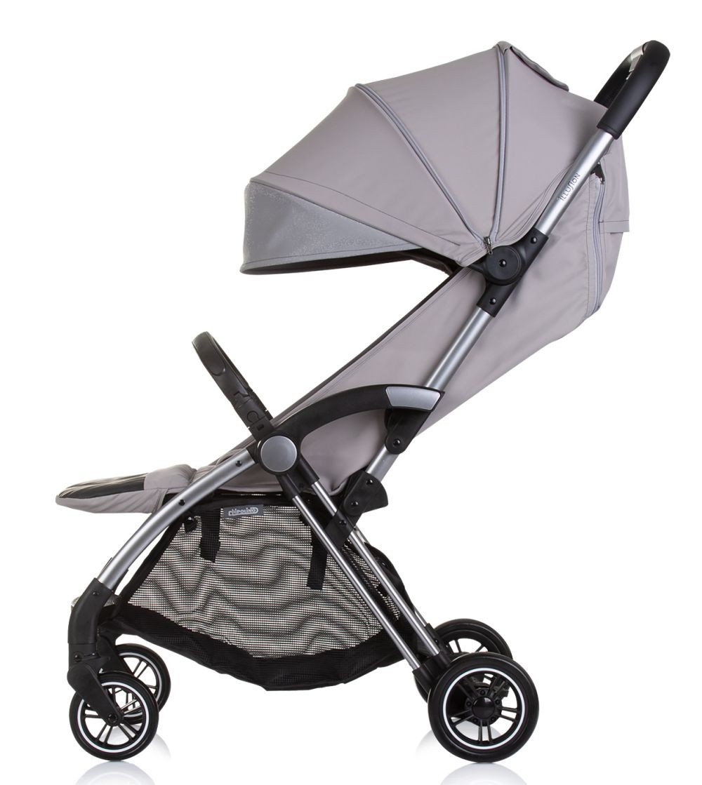 Grauer Baby-Kinderwagen von der Seite mit Verdeck, Rahmen, Netzkorb und Rädern, vor Weiß.