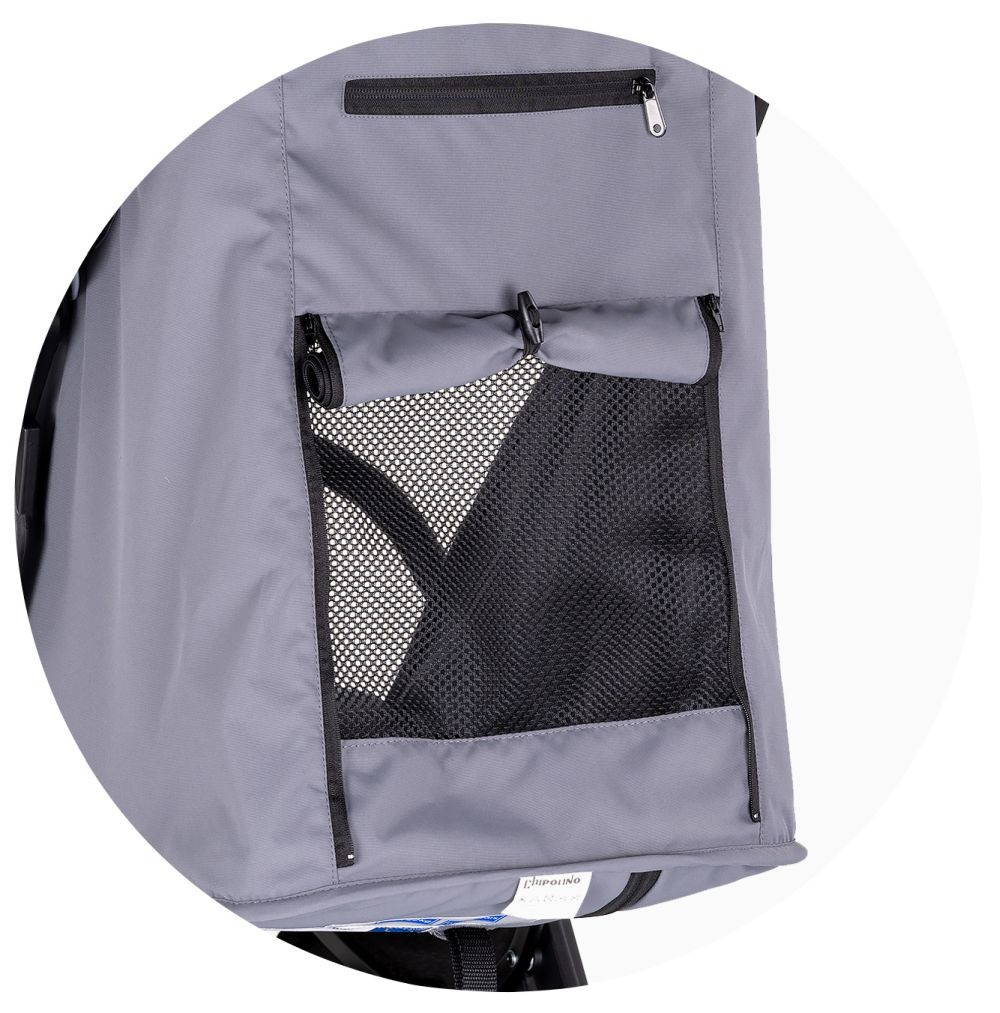 Nahaufnahme des grauen Verdecks eines Kinderwagens mit Netztasche und Reißverschluss, vor weißem Hintergrund.