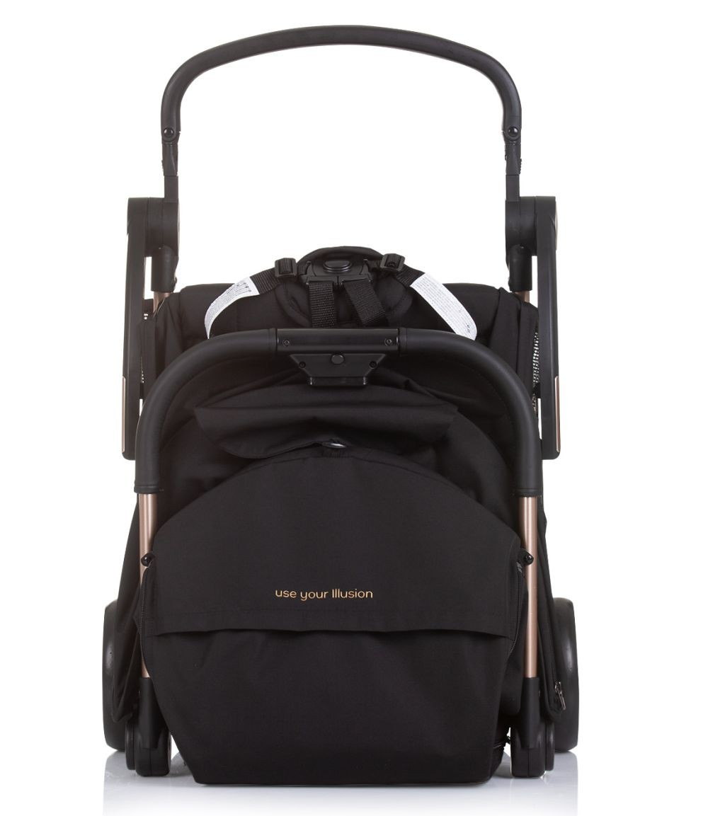 Ein schwarzer Kinderwagen, zusammengeklappt, mit goldenem Rahmen und Text 'use your illusion', weißer Hintergrund.
