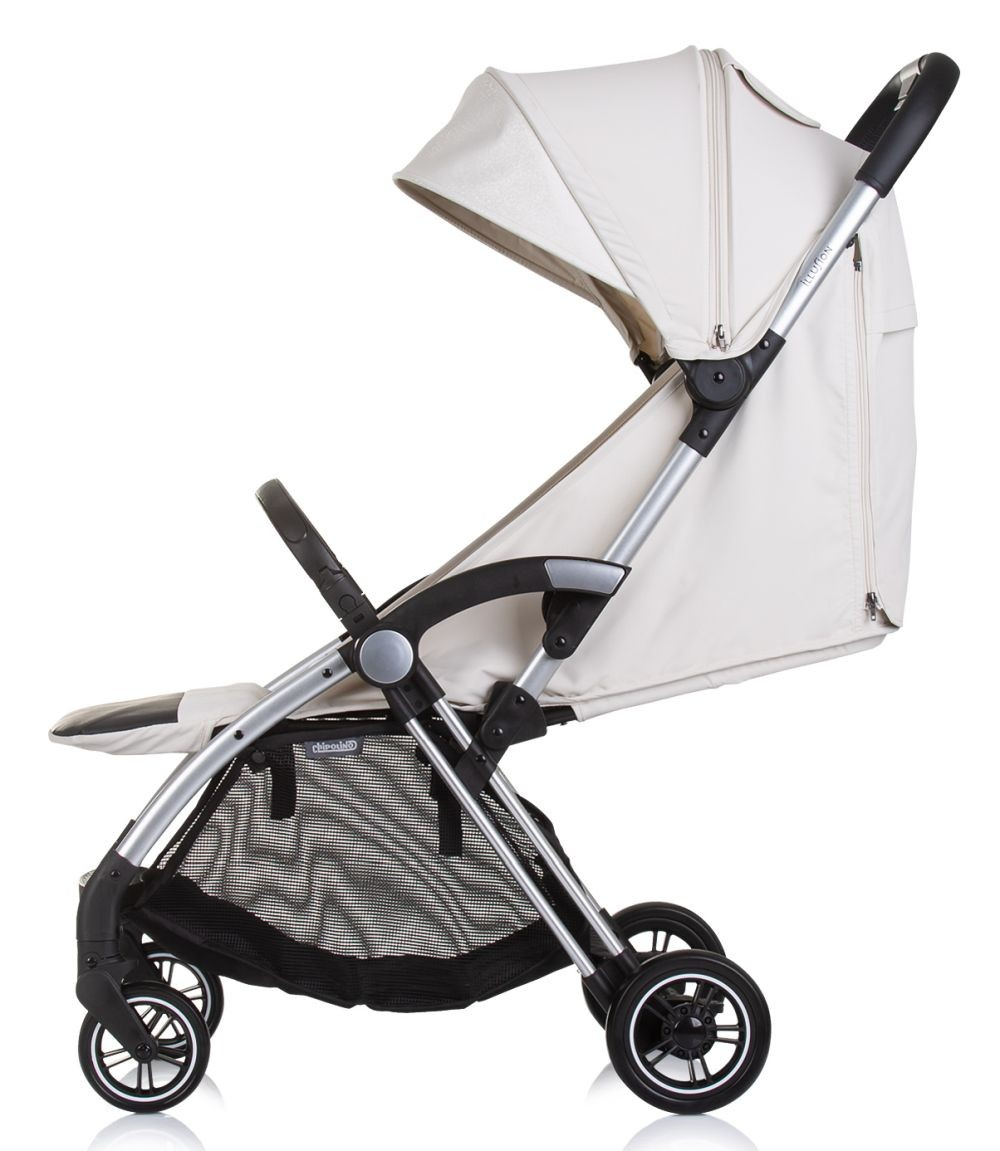 Cremefarbener Kinderwagen mit silbernem Rahmen und cremefarbenem Sonnenschutz. Seitenansicht.