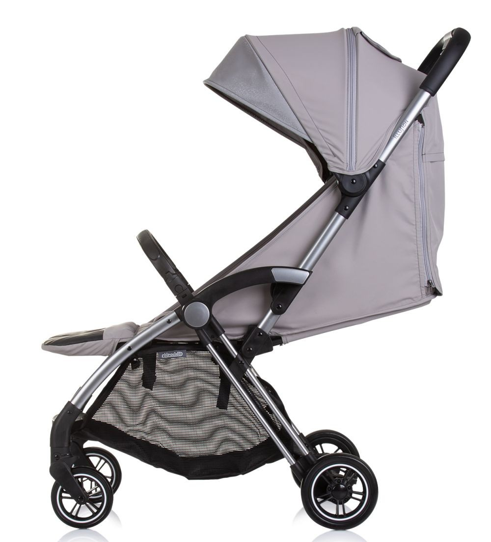 Grauer Kinderwagen mit silbernem Rahmen und grauem Sonnenschutz. Seitenansicht.