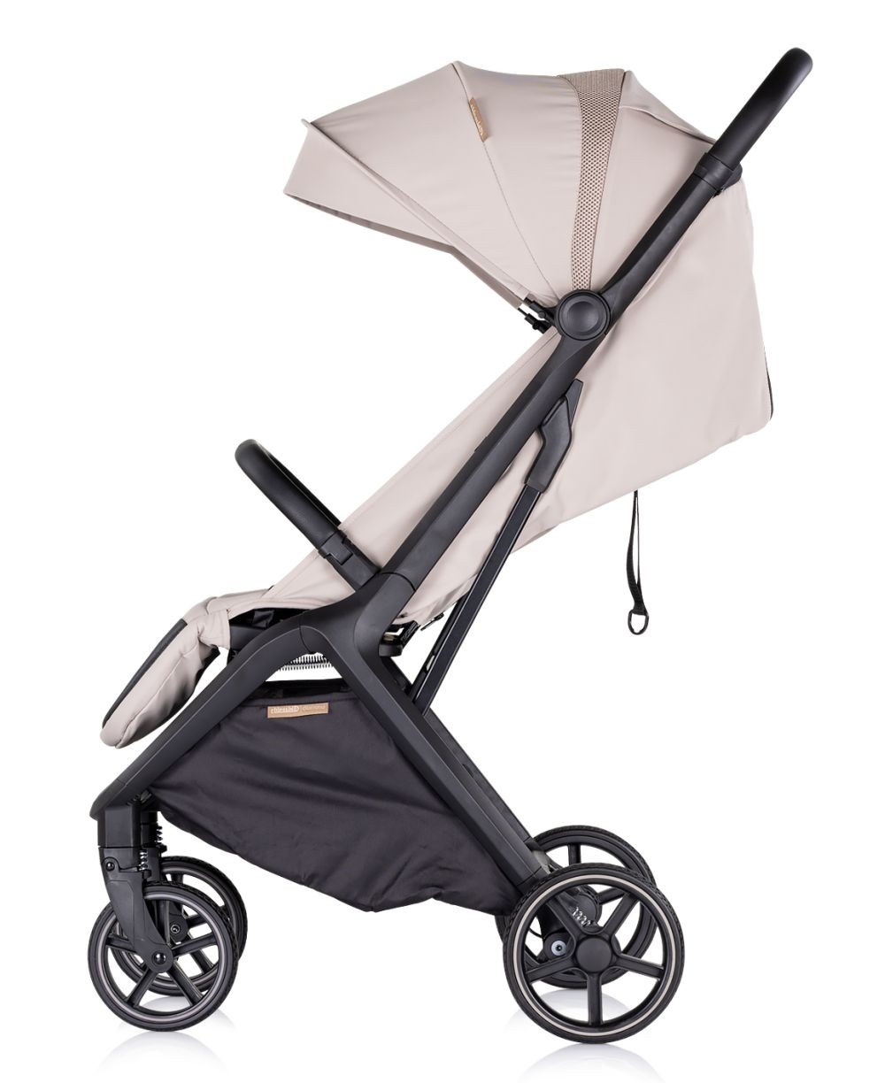 Seitenansicht eines beigefarbenen Kinderwagens mit schwarzem Rahmen, Verdeck und schwarzer Aufbewahrungstasche vor Weiß.
