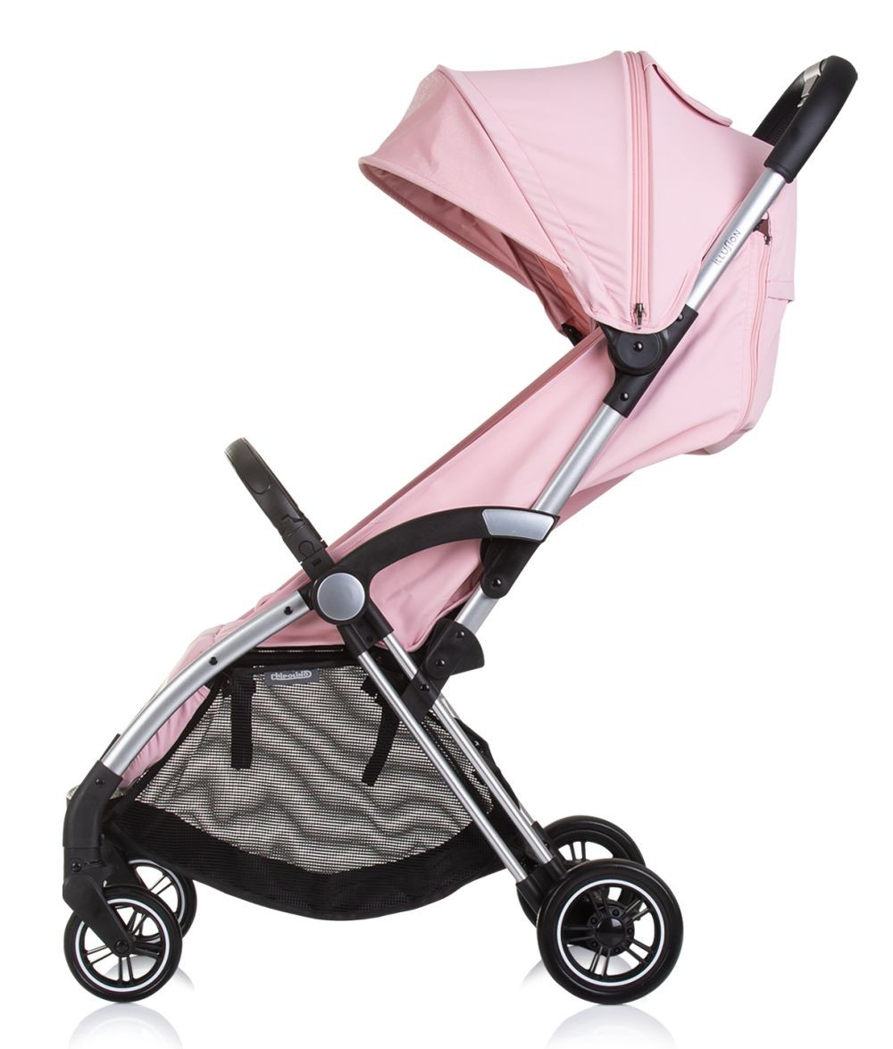 Ein rosa Baby-Kinderwagen von der Seite mit Verdeck, Netzaufbewahrung, silbernem Rahmen und schwarzen Rädern.