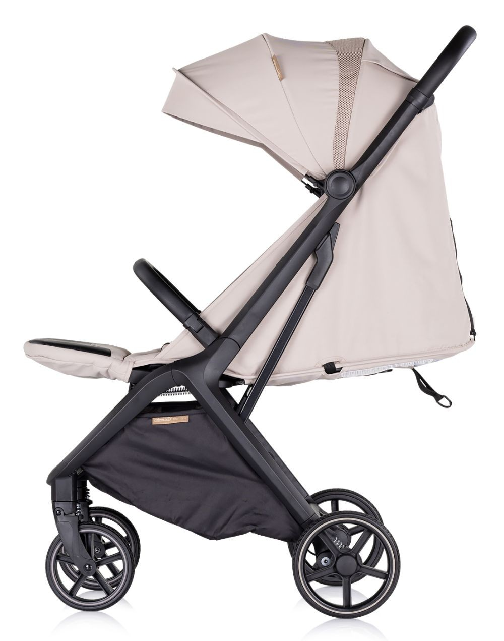 Hellbrauner Kinderwagen, schwarzer Rahmen und Räder, Seitenansicht. Schwarzer Korb. Weißer Hintergrund.