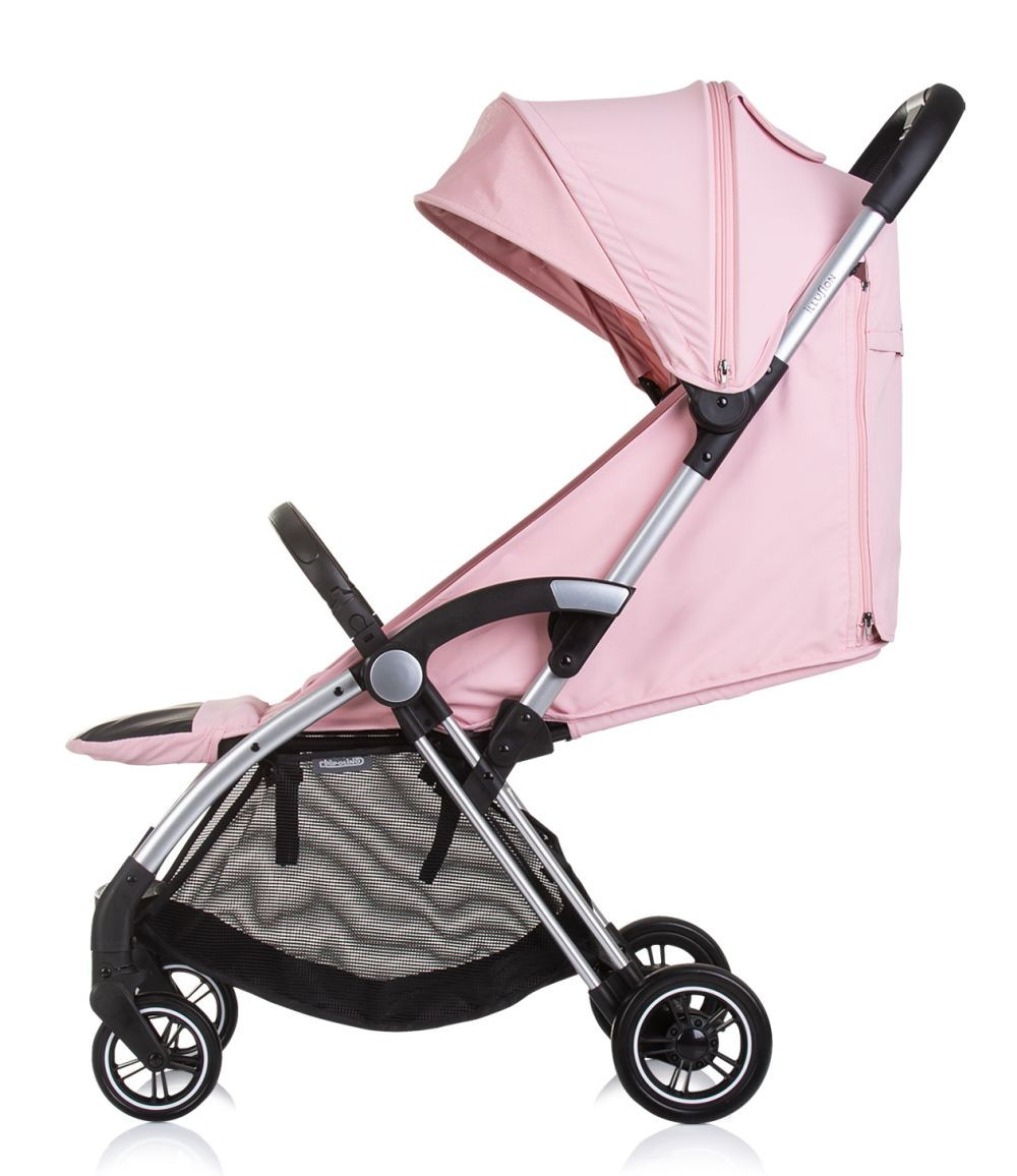 Rosa Kinderwagen mit silbernem Rahmen und schwarzen Rädern, Seitenansicht. Schwarzer Korb. Weißer Hintergrund.
