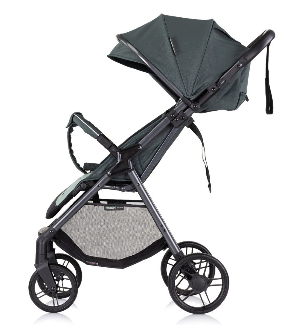 Dunkelgrauer Kinderwagen mit Verdeck, schwarzem Rahmen, vier Rädern und Korb.
