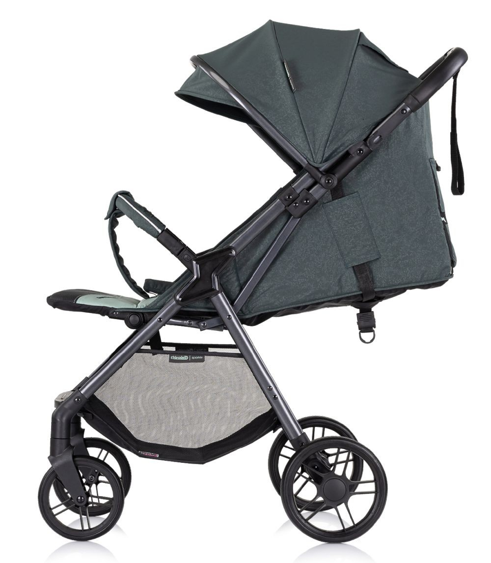 Dunkelgrauer Kinderwagen mit Verdeck, schwarzem Rahmen, vier Rädern und Korb. Weißer HG.