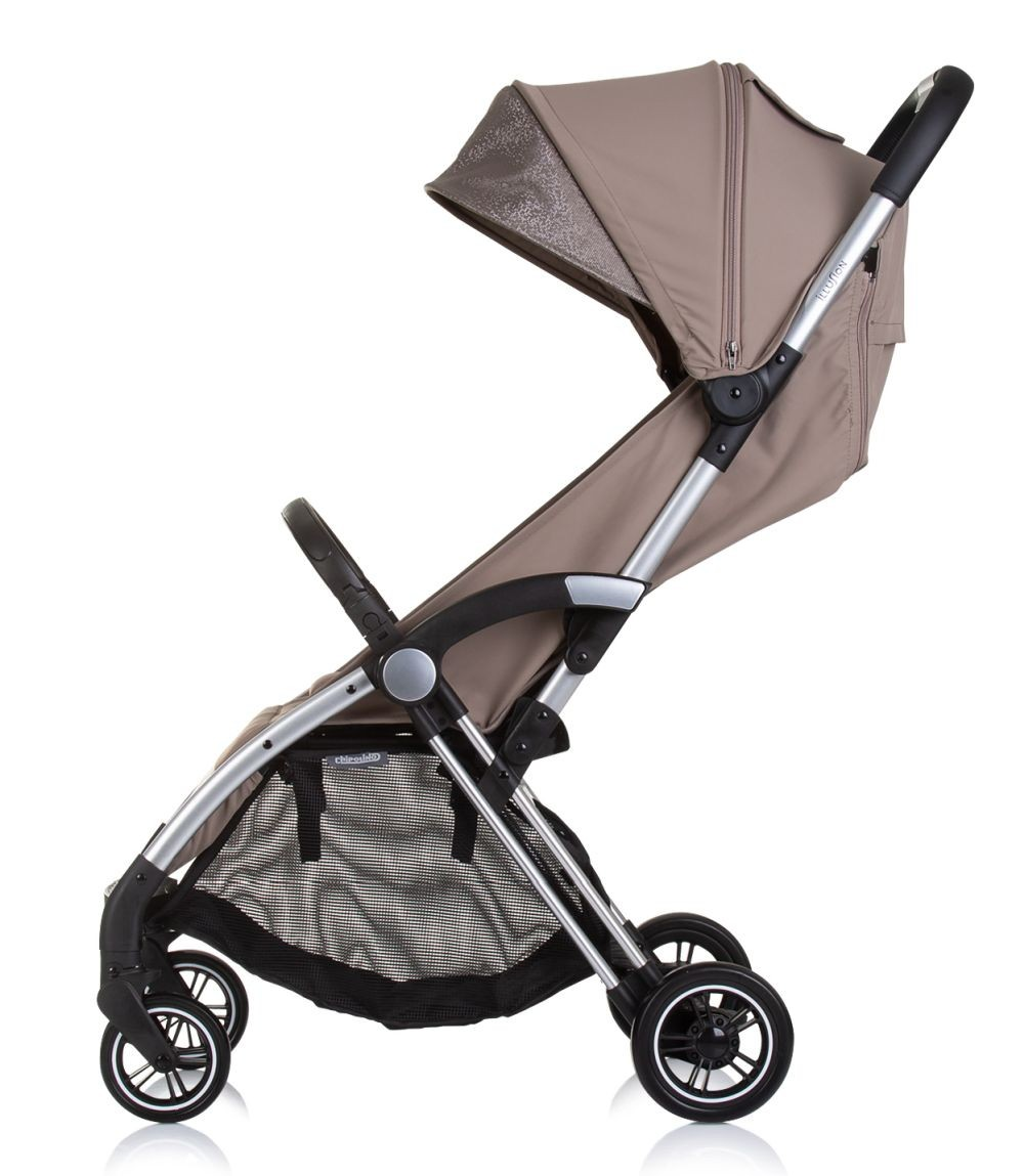 Beiger Kinderwagen mit silbernem Rahmen, schwarzen Rädern und Netzkorb.