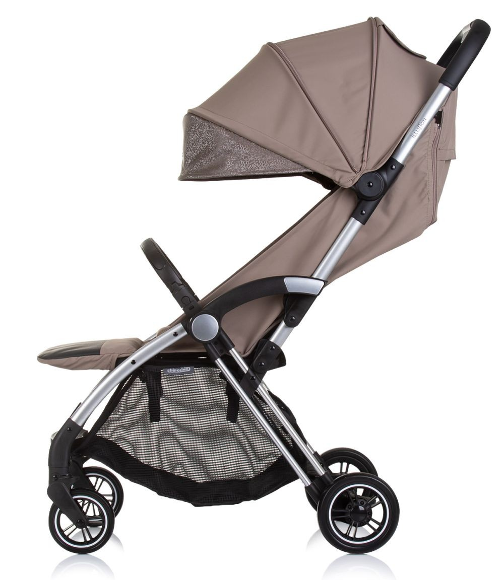 Beiger Kinderwagen mit silbernem Rahmen, schwarzen Rädern und einem Netz-Aufbewahrungskorb.