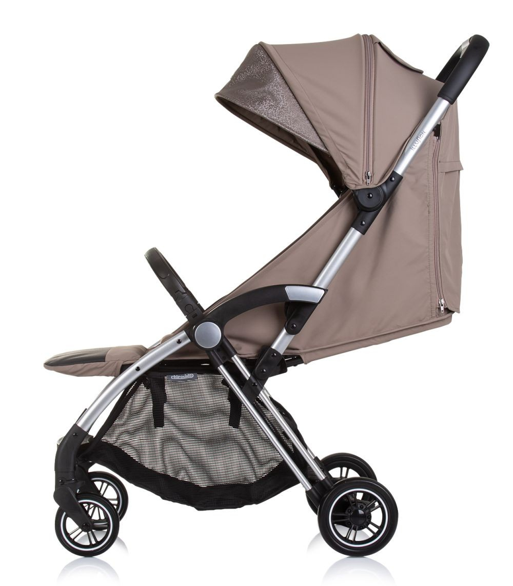 Beige Kinderwagen mit silbernem Rahmen, schwarzen Rädern und einem Netz-Aufbewahrungskorb.