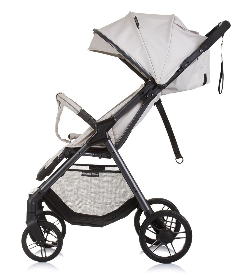 Hellgrauer Kinderwagen mit dunkelgrauem Rahmen, schwarzen Rädern und einem Netzkorb.