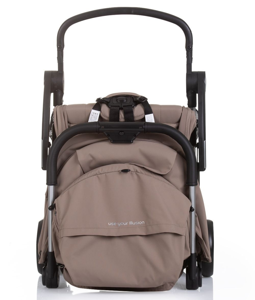 Zusammengeklappter beigefarbener Kinderwagen, Rückansicht, mit dem Text 'use your illusion'.
