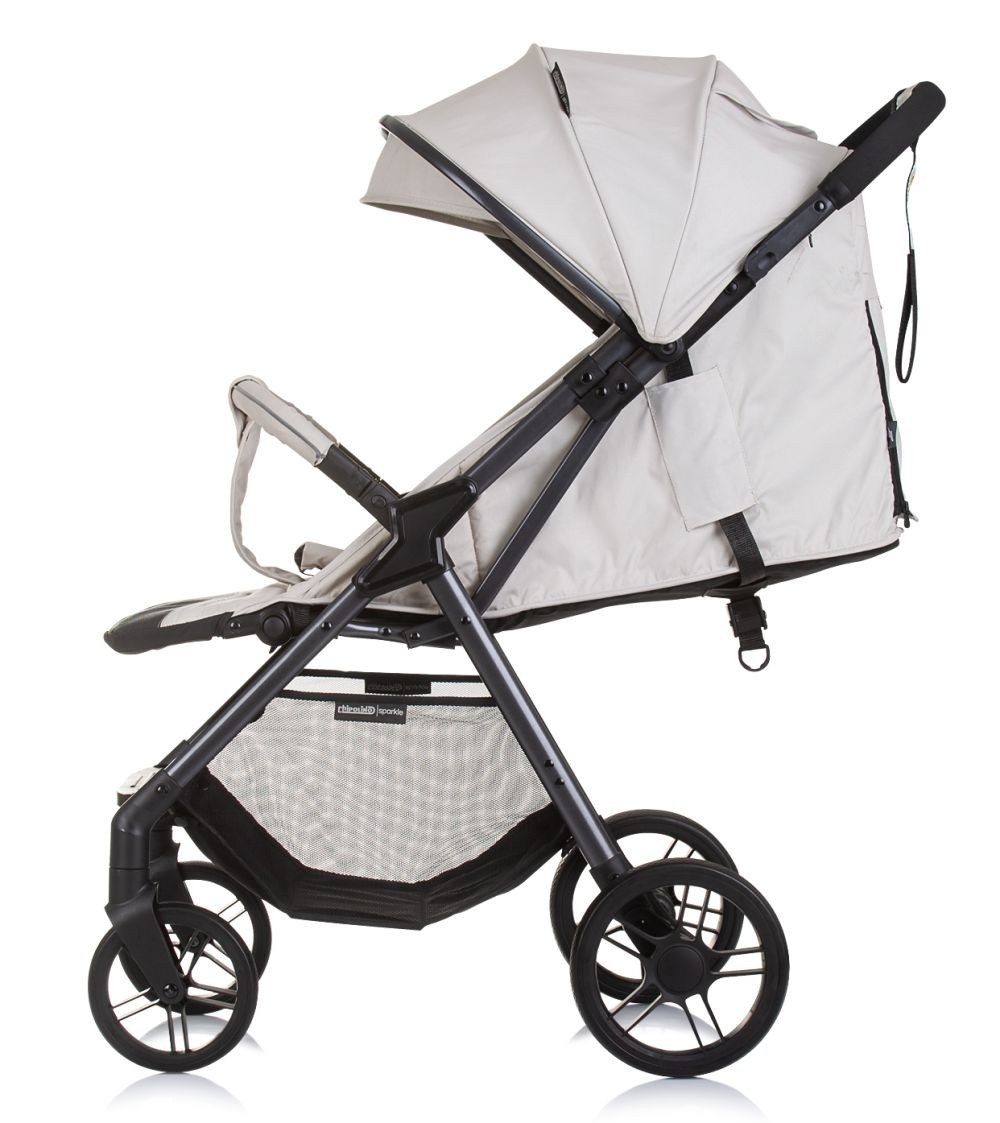 Seitenansicht eines beigen Kinderwagens mit ausgefahrenem Sonnenschutz.